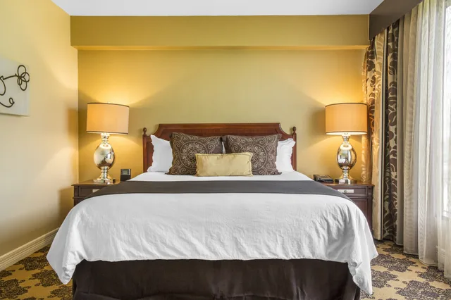 غرفة سيغنتشر بريميير بسرير كينج، Omni Houston Hotel 5/10