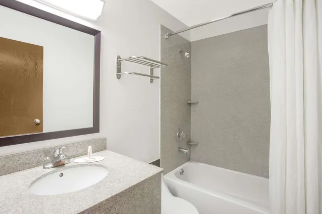 Room, Queen Bed, Super 8 By Wyndham Champaign 7/10