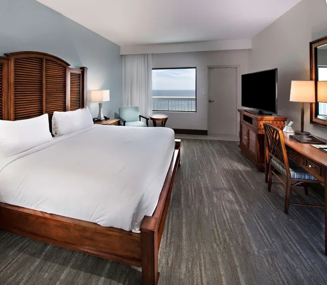 غرفة بسريرين كوين بإطلالة على البحر بشرفة، Island House Hotel Orange Beach a Double Tree by Hilton 2/4