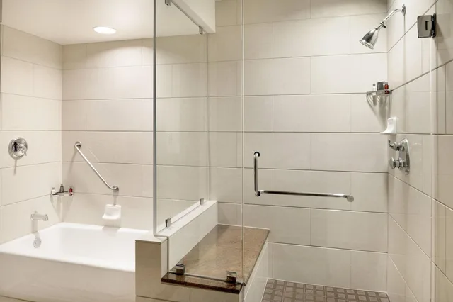جناح جونيور لذوي الإعاقة، San Diego Marriott Gaslamp Quarter 3/4