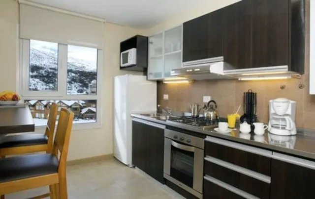 شقة بسرير مزدوج وسريرين منفصلين بغرفتي نوم مع أريكة، Condo Hotel 9/9