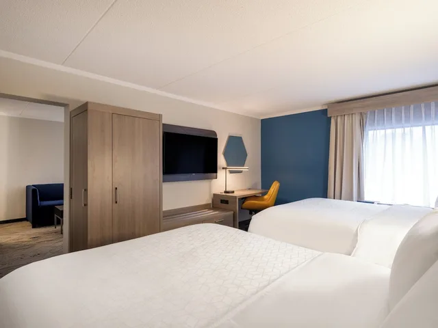جناح بسريرين كوين مع أريكة، Holiday Inn Express & Suites Greensboro - (I-40 @ Wendover) 1/3