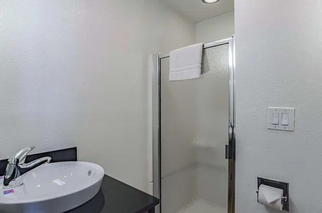 غرفة بسرير كوين للمدخنين، Motel6 Riverton, WY 9/10
