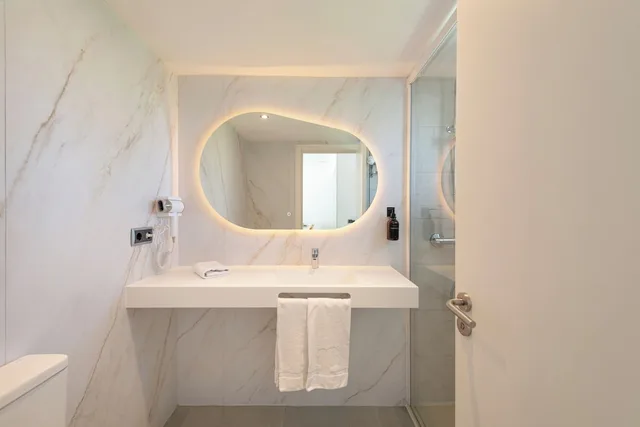 شقة سوبيريور بسريرين منفصلين بإطلالة على المسبح بشرفة مع أريكة، Olive Beach Apartments 10/10