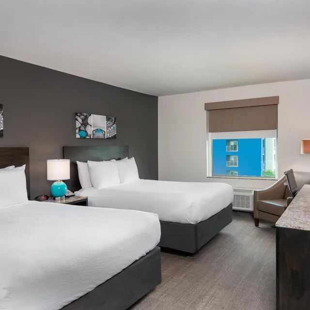 Efficiency, Quadruple, 2 Queen Beds، Caretta Landing Sarasota, an Ascend Collection Hotel 1/3