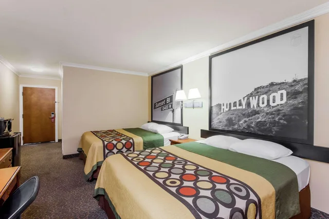 غرفة بسريرين كوين، Super 8 by Wyndham Los Angeles Downtown 1/2