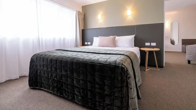 One Bedroom King Suite with Lounge، Rose Park Hotel Auckland 5/10