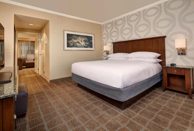 2 Bedrooms, 3 Rooms, Suite, 2 King Beds, Sofa, Living Area، Embassy Suites by Hilton San Diego La Jolla 1/3