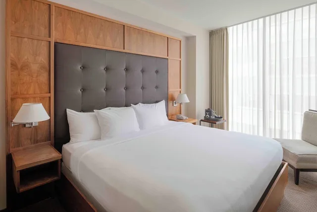 جناح شهر العسل بسرير كينج، Portland Harbor Hotel 2/3