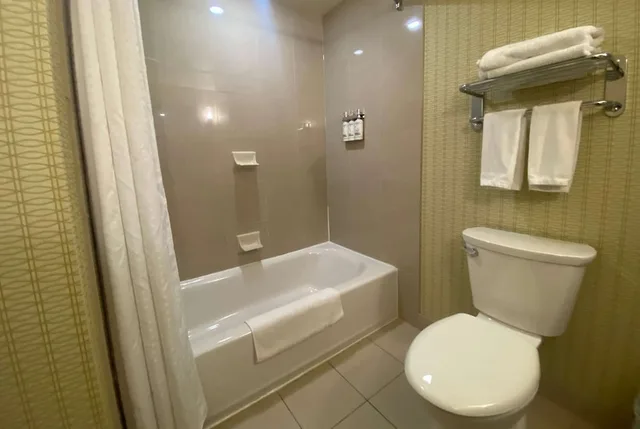 جناح بسرير كينج مع أريكة، Wingate by Wyndham Fort Saskatchewan 2/3