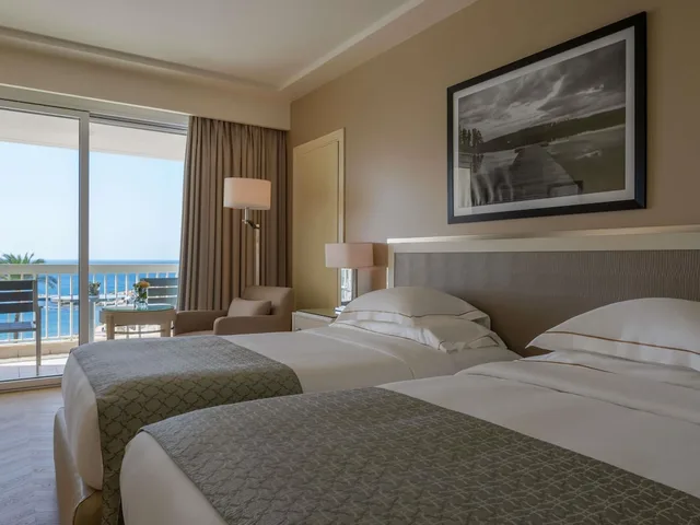 غرفة ديلوكس بسريرين منفصلين بإطلالة على البحر، Movenpick Hotel Beirut 3/9