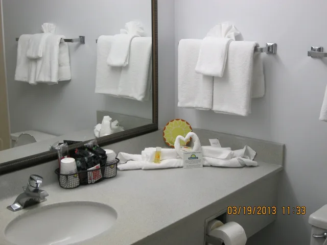 Room, 2 Double Beds, Lateral Partial View، Days Inn by Wyndham Daytona Oceanfront 5/5