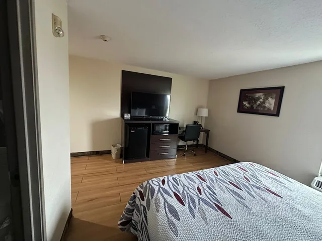 غرفة بسرير كينج لذوي الإعاقة، Econo Lodge Inn & Suites Monee 4/10