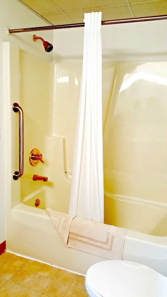 غرفة ديلوكس بسرير كينج بحوض جاكوزي، Berlin Heritage Inn 4/6