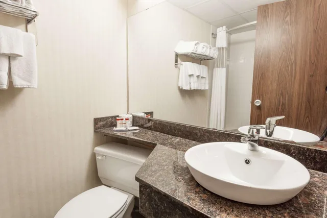 Room, Queen Bed, Stair Access Only, Sofa, Pet Friendly، Ramada By Wyndham Fredericton 5/6