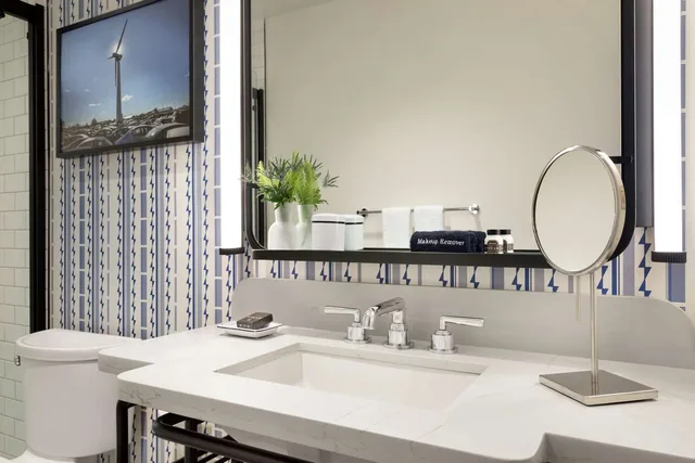 غرفة بسريرين كوين لذوي الإعاقة، The Central Station Memphis, Curio Collection by Hilton 3/3