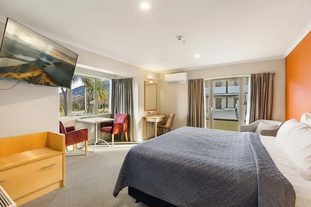 Studio, King Bed, Lake View, Queenstown Motel Apartments 3/10