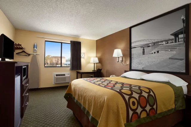 غرفة بسرير كوين، Super 8 by Wyndham Cedar Rapids 1/2