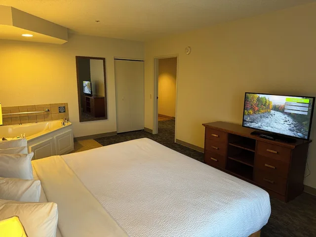جناح ديلوكس بسرير كينج، La Quinta Inn & Suites by Wyndham Bannockburn-Deerfield 1/5