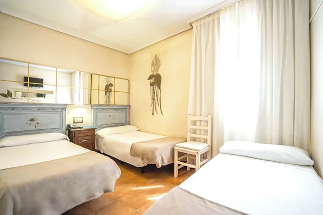 غرفة بسرير مزدوج مع سرير إضافي، EL HOSTAL PUERTA BISAGRA. 1/6