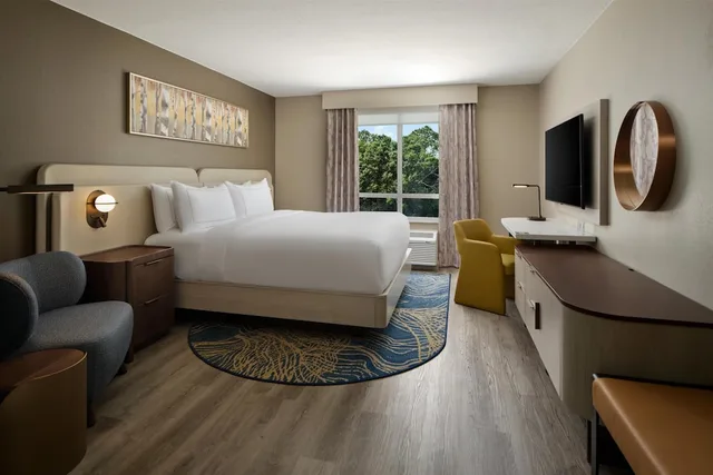 Suite, King Bed, Sofa, DoubleTree by Hilton Brunswick 2/3