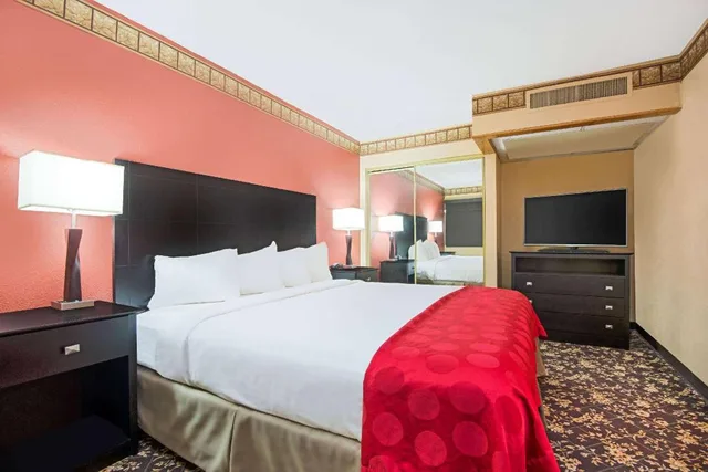 غرفة بسرير كينج بإطلالة على المسبح، The Eddie Hotel Gillette 3/4