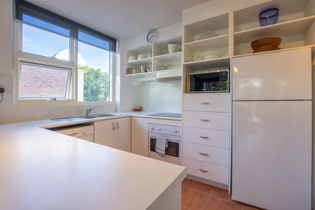 1 Bedroom, Deluxe, Apartment, Queen Bed, Garden View, 84 The Spit Holiday Apartments 5/8