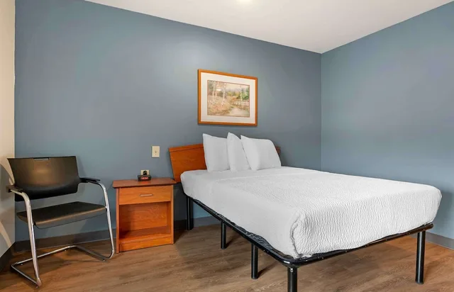 1 Full Bed - ADA/Tub/Non-Smoking/Kitchen، Studio 6 Extended Stay Cincinnati Sharonville OH 7/10