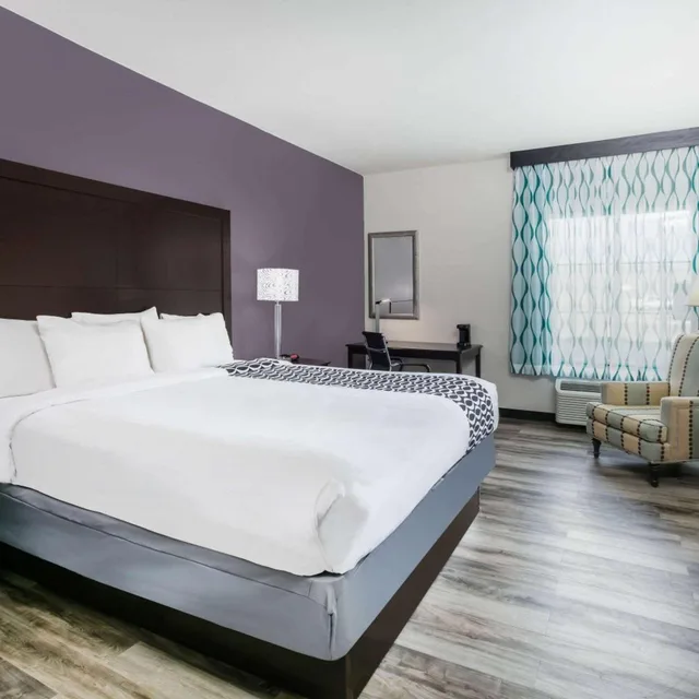غرفة ديلوكس بسرير كينج، La Quinta Inn and Suites by Wyndham DFW Airport West - Euless 2/5