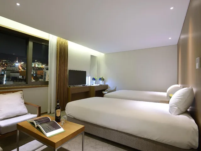 غرفة بريميير بسريرين منفصلين وسرير مزدوج وسرير فردي، Astar Hotel 3/3