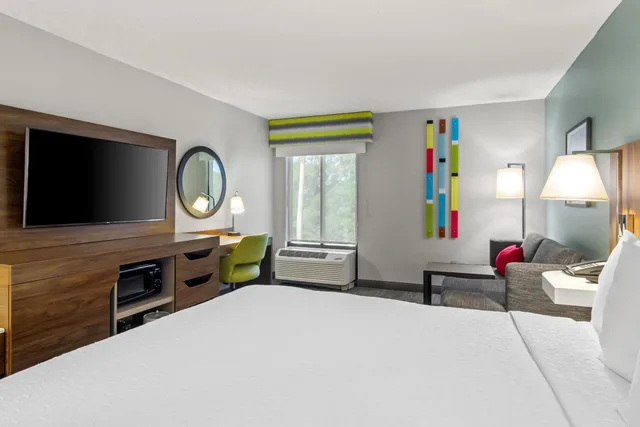غرفة بسرير كينج بحوض استحمام لذوي الإعاقة، Hampton Inn Jacksonville Ponte Vedra Beach Mayo Clinic Area 7/10
