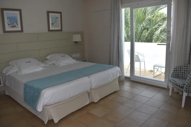 غرفة بسريرين منفصلين بشرفة، Hotel Cala d Or - Adults Only 1/10