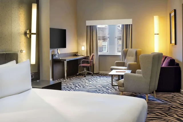 Junior Suite, King Bed, Castle View, Sofa، Doubletree By Hilton Edinburgh City Centre 6/10