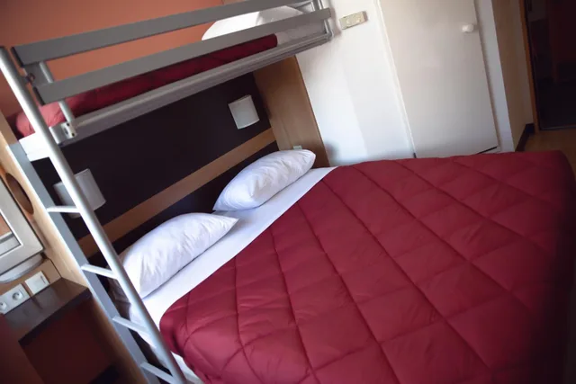 غرفة ثلاثية بسرير مزدوج وسرير فردي، Premiere Classe Roissy - Aeroport Charles De Gaulle 10/10