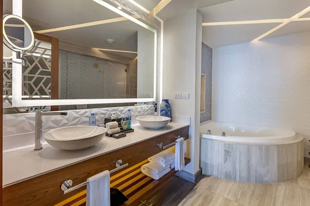 4 Bedrooms, Diamond Club, Chairman, Luxury, Suite, 2 King Beds, 4 Queen Beds, Ocean Front, Sofa، Royalton CHIC Cancun, An Autograph Collection (ex Royalton Cancun) 7/9