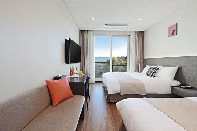 غرفة بريميير عائلية بسرير مزدوج وسرير فردي بإطلالة على البحر بشرفة، Air Sky Hotel Incheon 3/4