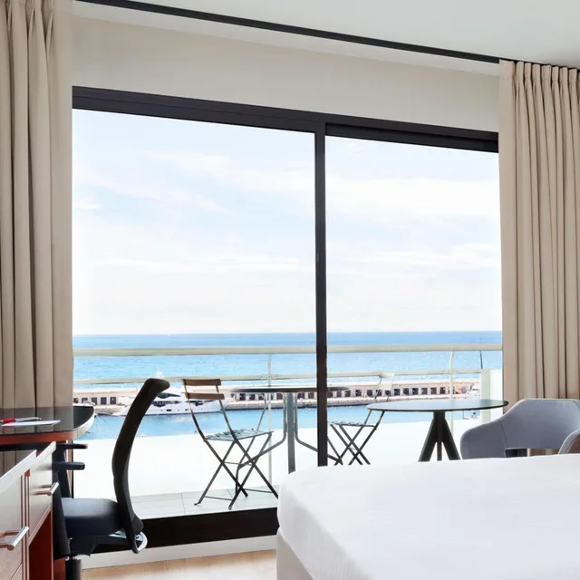 غرفة بزنس بسرير مزدوج بإطلالة على البحر بشرفة، Riviera Marriott Hotel La Porte de Monaco 6/7