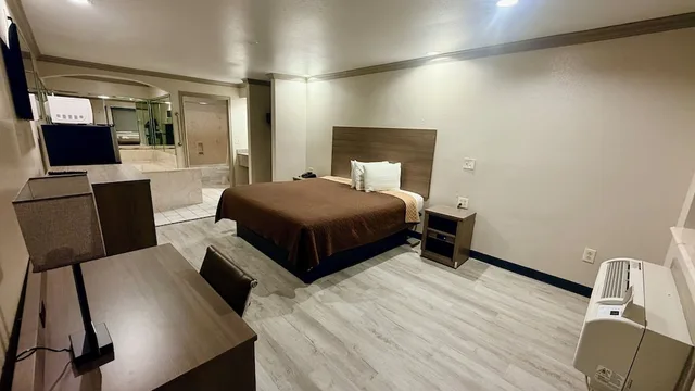 جناح بسرير كينج بحوض جاكوزي، Luxury Inn & Suites Liberty 2/9