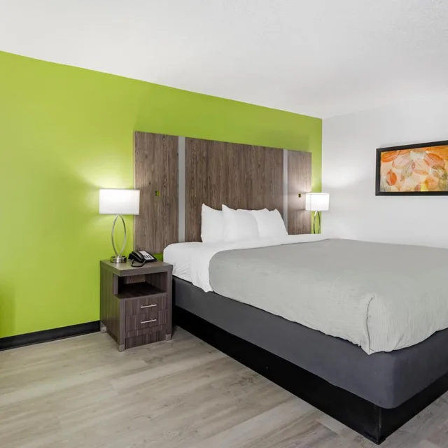 غرفة بسرير كينج بجاكوزي، Quality Inn Clarksville 4/9
