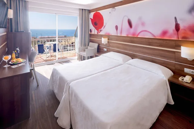 غرفة بسريرين منفصلين بإطلالة على المسبح، Volga Hotel 1/7