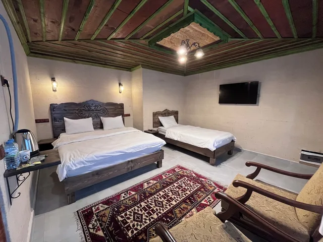 غرفة كومفورت ثلاثية بسرير كوين وسرير فردي بجاكوزي، Falcon Cave Suites 2/5