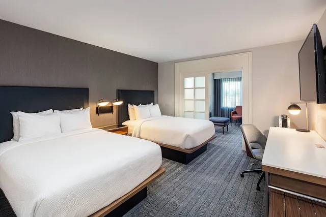 جناح بسرير بطابقين وسريرين كوين بغرفة نوم واحدة مع أريكة، Courtyard By Marriott Anaheim Resort Convention Center 1/2