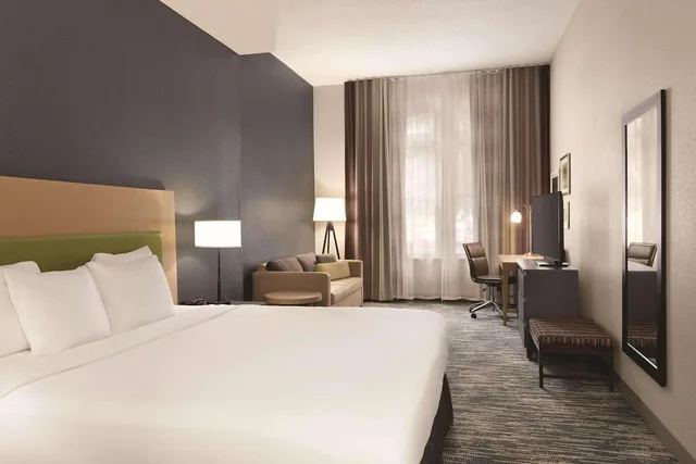 غرفة بسرير كينج لذوي الإعاقة، Country Inn & Suites by Radisson, St. Charles Historic District 1/5