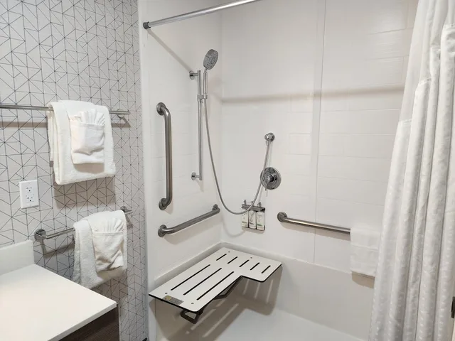 غرفة قياسية بسرير كينج لذوي الإعاقة، Holiday Inn Express & Suites Lathrop 5/6