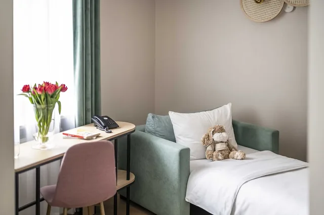 Junior Suite, Queen Bed, Sofa, Hotel H12 3/4