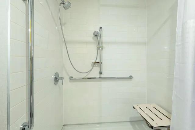 غرفة بسرير كينج لذوي الإعاقة، Comfort Inn and Suites Kingston ON 3/3