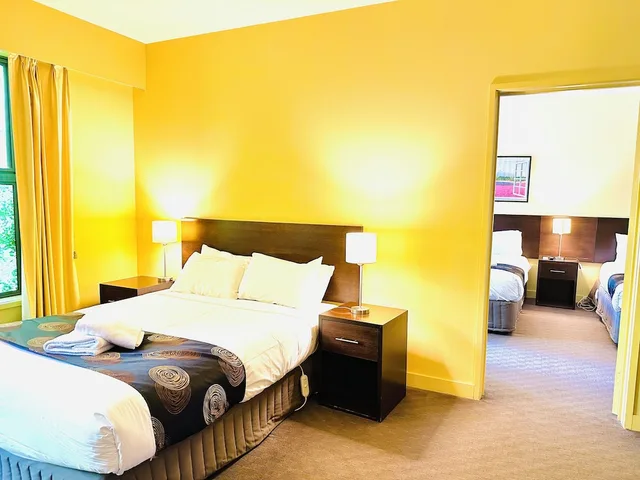 غرفة عائلية بسرير كوين وسريرين منفصلين، Comfort Inn Suites City Views 1/1