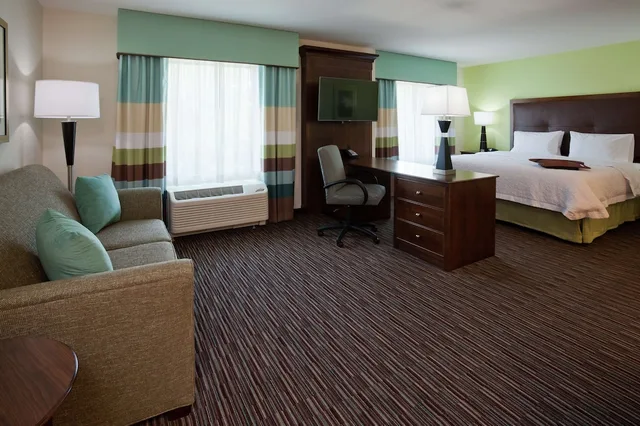 استوديو بسرير كينج مع أريكة لذوي الإعاقة، Hampton Inn & Suites Minneapolis/West-Minnetonka 1/3