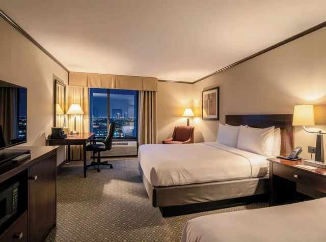 غرفة بسريرين كوين بإطلالة على المسبح، Hotel Burbank 1/6