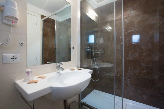 غرفة كومفورت بسريرين منفصلين وسرير كينج، FLORIS HOTEL 6/7